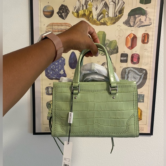 NEW: Marc Jacobs Pear-colored Croc Design Bag in Boxy Silhouette - Picture 2 of 7